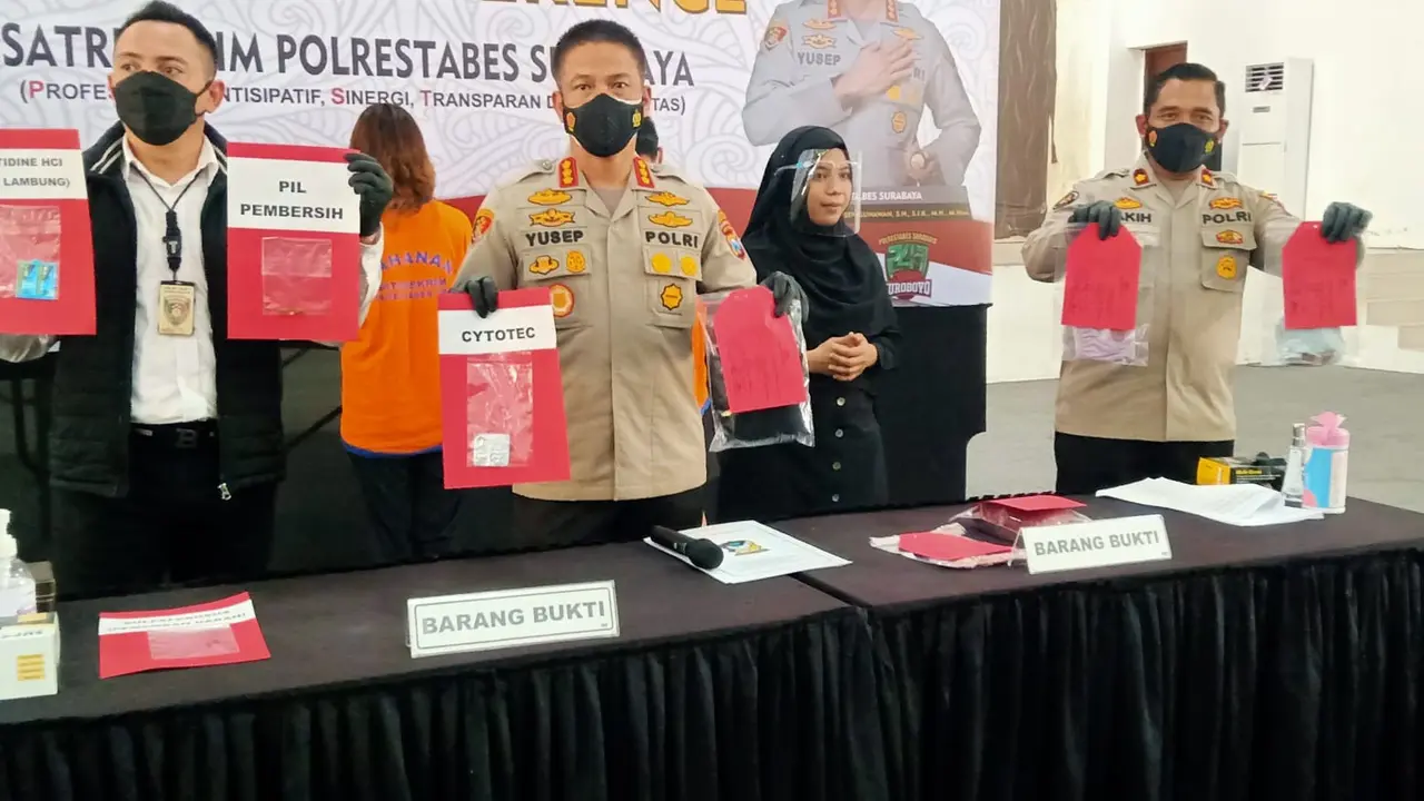 Pelaku aborsi di Surabaya ditangkap polisi. (Dian Kurniwan/Liputan6.com)