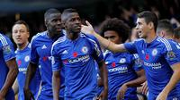 Gelandang Chelsea, Ramires (tengah) seusai mencetak gol ke gawang Liverpool, pada laga lanjutan Premier Laegue, di Stadion Stamford Bridge, Sabtu (31/10/2015). (AFP/Ian Kington).