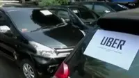 Taksi Uber tidak memasang nama atau logo perusahaan, tidak ada lampu mahkota dan tidak menggunakan pelat nomor kuning. 