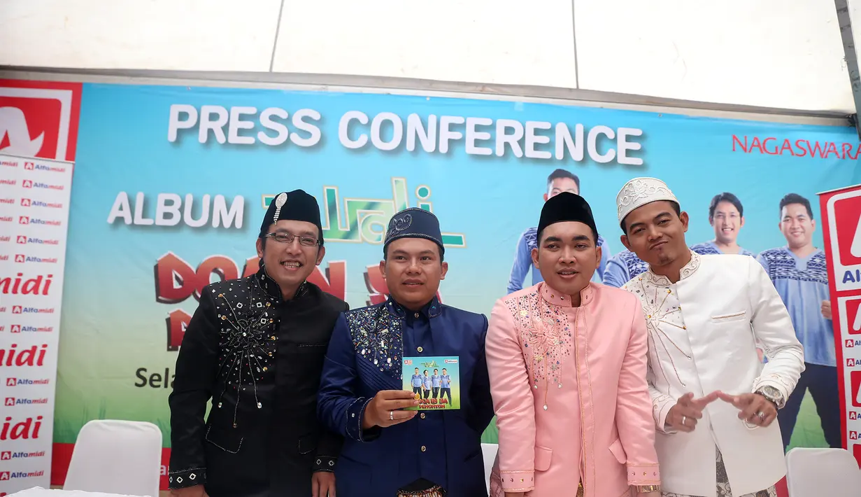 "Launching kita samakan dengan hajatan Wali bergaya penganten, alhamdulillah hari ini rilis album baru Wali. Kita minta doa semoga album ini bisa berkah," kata Apoy sang gitaris. (Andy Masela/Bintang.com)