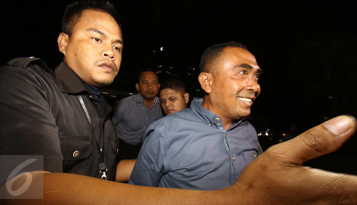 Bupati Buton, Samsu Umar Abdul Samiun dijemput paksa KPK, Jakarta, Rabu (25/1). Penjemputan paksa dilakukan karena sudah dua kali Samsu Umar mangkir memenuhi panggilan pemeriksaan KPK. (Liputan6.com/Helmi Afandi)