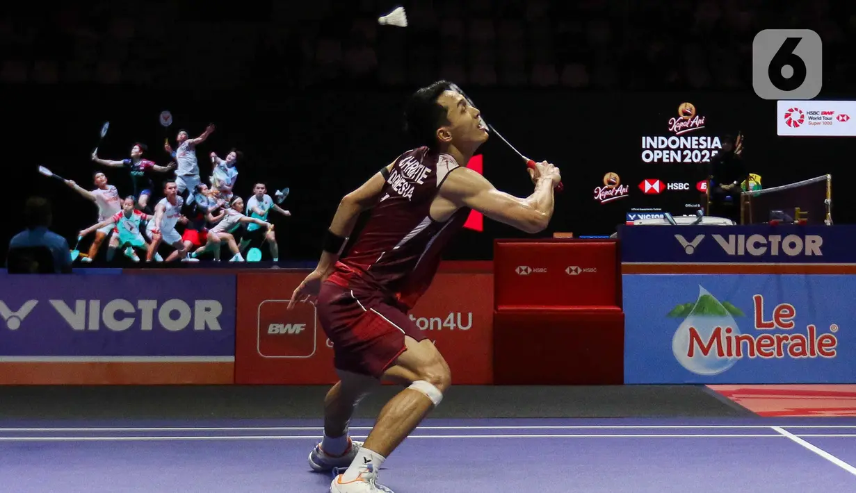 Sempat kalah di gim pertama, Jonatan Christie menang rubber gim 8-21, 21-11, dan 21-12. (Liputan6.com/Herman Zakharia)