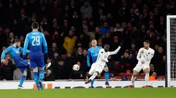 Pemain Arsenal, Sead Kolasinac mencetak gol ke gawang Ostersunds FK pada laga leg kedua 32 Liga Europa 2017-2018 di Stadion Emirates, Kamis (22/2). Kalah dengan skor 1-2 dari Ostersunds, Arsenal tetap melangkah ke babak 16 besar. (AP/Alastair Grant)