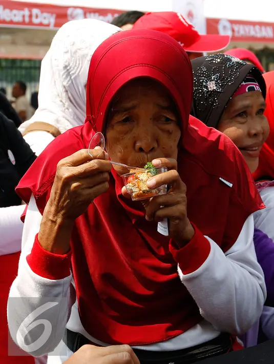 Antusias pengunjung saat hendak mencicipi menu makanan sehat dalam dalam acara bazar 'Food for Heart' , Jakarta, Minggu (27/9/2015). Acara tersebut digelar dalam rangka memperingati Hari Jantung Sedunia 2015. (Liputan6.com/Yoppy Renato)