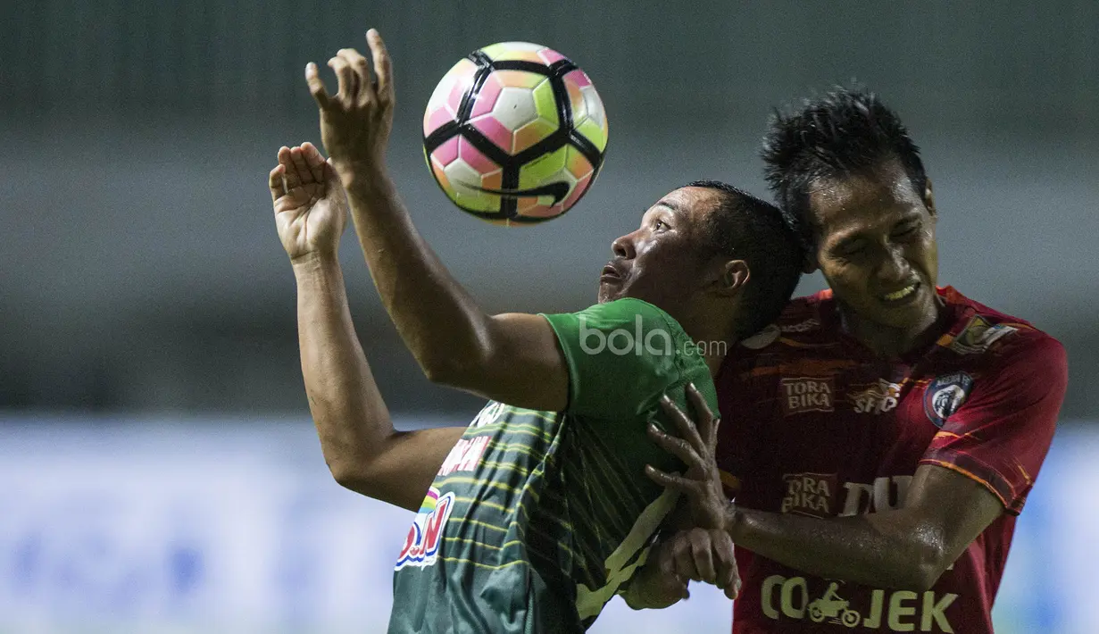 Gelandang PS TNI, Guntur Triaji, berebut bola dengan gelandang Arema FC, Hendreo Siswanto, pada laga Liga 1 di Stadion Pakansari, Bogor, Senin (3/7/2017). Kedua klub bermain imbang 0-0. (Bola.com/Vitalis Yogi Trisna)