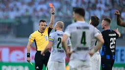 Hasil buruk ini membuat VfL Wolfsburg dipastikan terdegradasi dari Bundesliga untuk pertama kalinya dalam 29 tahun. (AFP/Ina Fassbender)