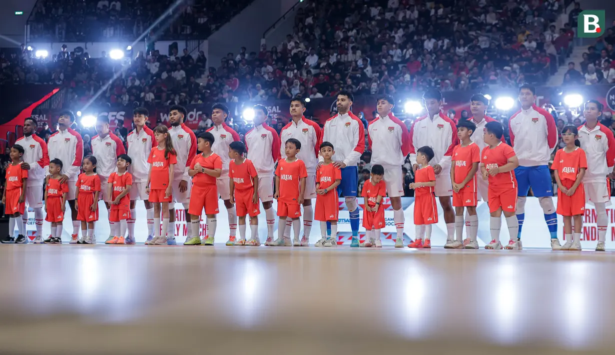 <p>Deretan pemain Timnas Futsal Indonesia mendengarkan lagu kebangsaan Australia dalam laga uji coba yang berlangsung di Indonesia Arena, Senayan, Jakarta, Sabtu (01/11/2025). (Bola.com/Bagaskara Lazuardi)</p>