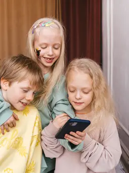 Gen Z menghadapi tantangan baru ketika menjadi orang tua karena anak tumbuh berdampingan dengan internet, mulai dari penggunaan teknologi hingga berbagai risiko di ruang digital. (Foto/Dok: Pexels)