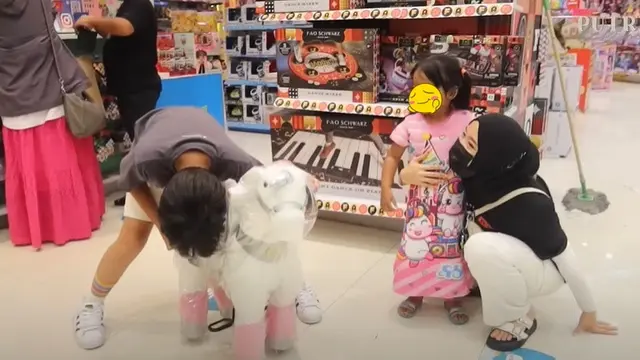 6 Potret Putri Delina Ajak Jalan-Jalan Bintang Adik Sambungnya