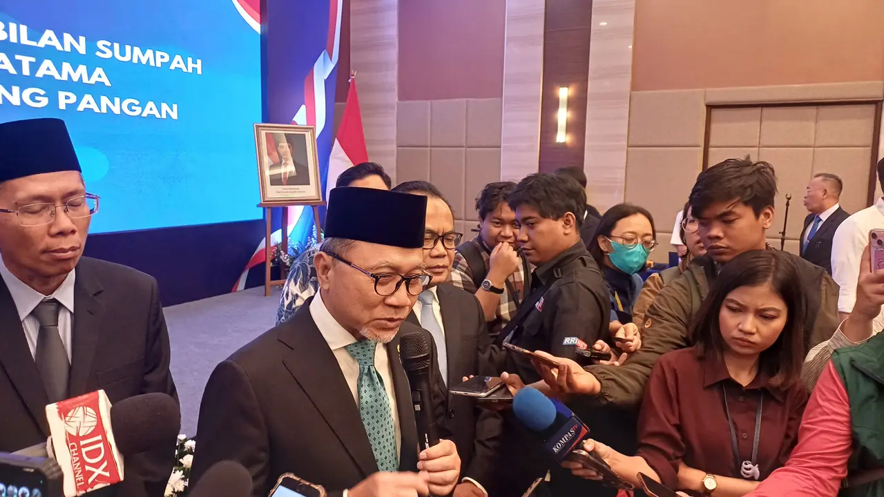 Menteri Koordinator Bidang Pangan Zulkifli Hasan (Zulhas) dalam upacara pelantikan dan pengambilan sumpah pejabat pimpinan tinggi Pratama di Graha Mandiri, Jakarta, Senin (11/11/2024). (Maulandy/Liputan6.com)