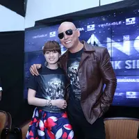 Chika Jessica dan Deddy Corbuzier di preskon Novel Triangle. (Nurwahyunan/bintang.com)