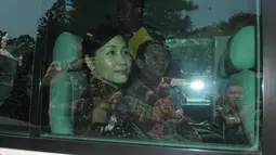 Di baris belakangnya, duduk Ahok didampingi Istri, Veronica Tan mengantar Jokowi untuk pindah dari Rumah Dinas Gubernur Ke Istana Merdeka, Jakarta, (22/10/14). (Liputan6.com/Herman Zakharia)