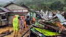 Tim penyelamat sedang memeriksa kerusakan dan mencari korban setelah tanah longsor di Natuna, Kepulauan Riau (Kepri) dalam foto selebaran yang diambil dan dirilis pada 7 Maret 2023 oleh kantor Kementerian Komunikasi dan Informatika Natuna. Sebelumnya, kejadian tanah longsor terjadi di Desa Serasan, Kabupaten Natuna, Kepulauan Riau, pada Senin (6/3/2023) sekitar pukul 13.10 WIB. (HO / Natuna ministry of communication / AFP)