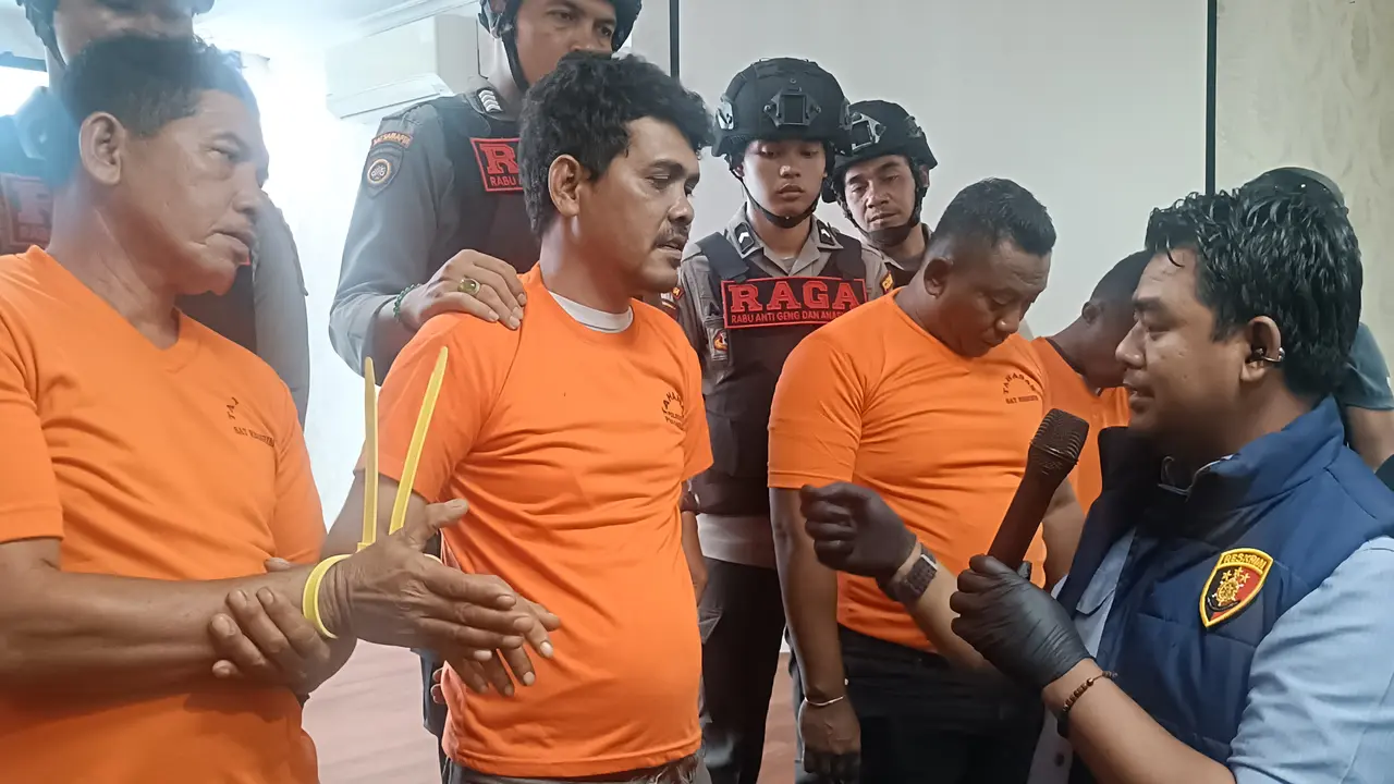 Pria melakukan aksi premanisme dengan menduduki lahan di Pekanbaru dan mengancam warga.