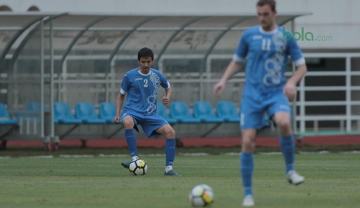 Gaya Dua pemain Uzbekistan berlatih mengontrol bola pada uji coba lapangan di Stadion Pakansari, Bogor, (26/4/2018). Uzbekistan merupakan salah satu tim yang akan mengikuti ajang PSSI Anniversarry Cup 2018. (Bola.com/Nick Hanoatubun)