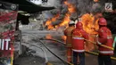 Petugas pemadam kebakaran berusaha memadamkan api yang melalap gudang di Jalan Kampung Bandan, Ancol, Jakarta Utara, Kamis (5/7). Belum diketahui penyebab dari kebakaran. (Liputan6.com/Faizal Fanani)