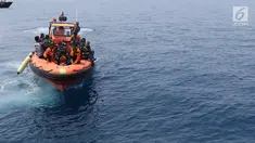 Tim Basarnas melakukan pencarian korban maupun serpihan pesawat Lion Air JT-610 di perairan Karawang, Jawa Barat, Rabu (31/10). Hingga hari ketiga, pencari korban jatuhnya Lion Air JT-610 terus dilakukan. (Liputan6.com/Helmi Fithriansyah)