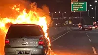 Mobil terbakar di ruas Tol Wiyoto Wiyono arah Pluit, Jakarta Utara. (Istimewa)