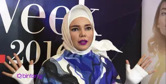 Meskipun menggunakan hijab, Dewi Sandra tetap terlihat cantik dan segar. Ia mengaku hanya menghabiskan waktu 10 menit untuk menghias wajah cantiknya. Seperti apa  tips make up dari Dewi Sandra?