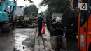 Petugas Dishub mengatur lalu lintas saat sistem rekayasa lalu lintas one way atau satu arah di ruas Jalan Daan Mogot arah Tangerang Kota, Senin (13/1/2020). Penerapan ini dilakukan karena kemacetan akibat perbaikan jalan ambles di kawasan Daan Mogot. (merdeka.com/Magang/Muhammad Fayyadh)