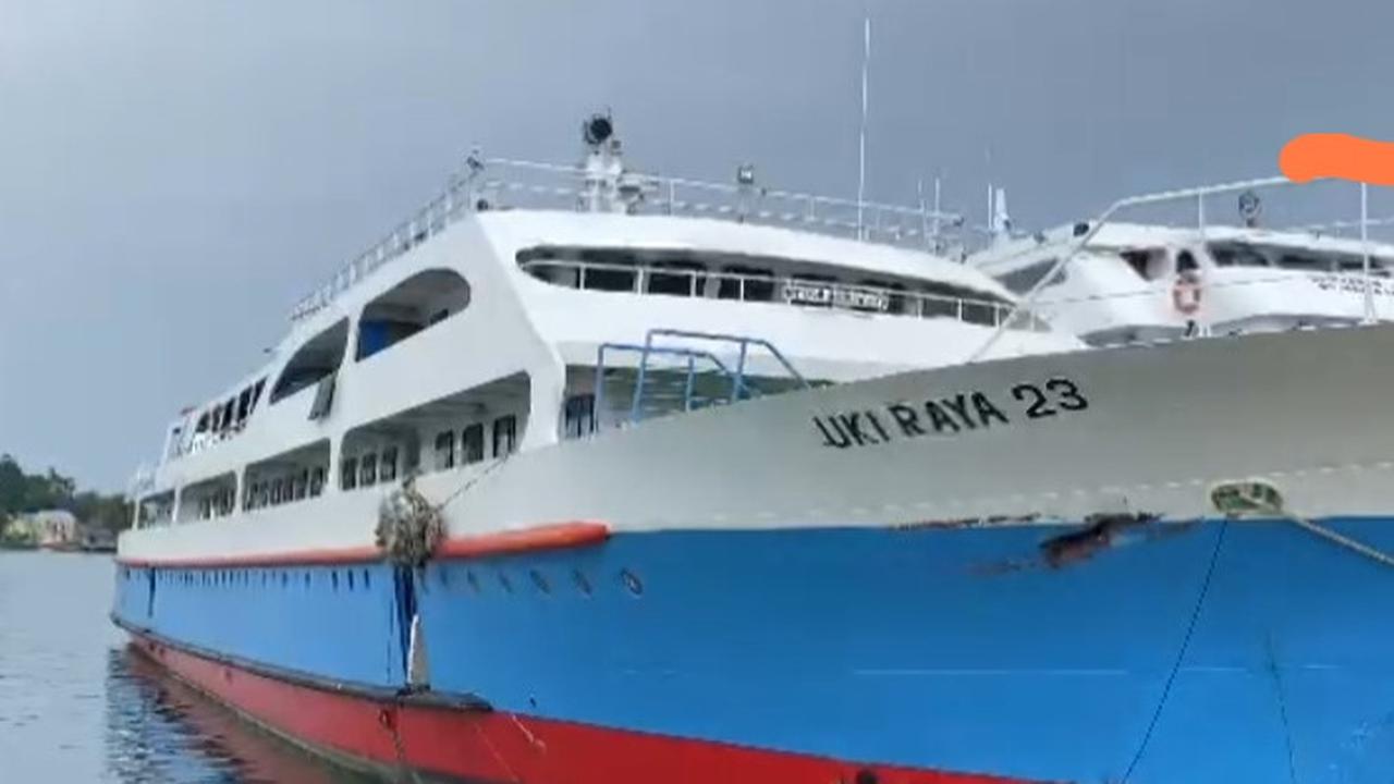 Kapal KM Uki Raya mengalami kerusakan pada bagian depan usai ditabrak kapal tongkang pengangkut ore nikel di perairan Pulau Cempedak Konawe Selatan.(Liputan6.com/Ahmad Akbar Fua)