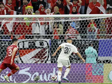 Pemain Irak, Osama Rashid, mencetak gol ke gawang Indonesia pada laga perdana Grup D Piala Asia 2023 di Ahmed bin Ali Stadium, Senin (15/01/2024). (AFP/Karim Jaafar)