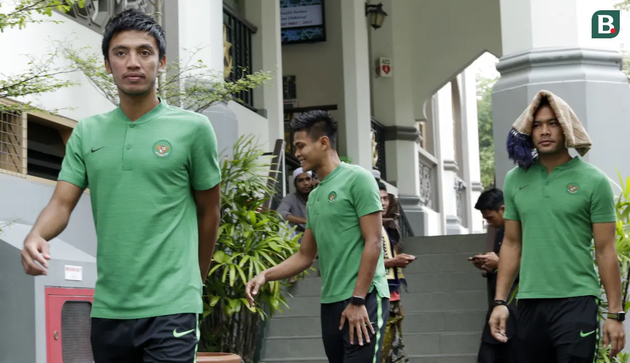 Pemain Indonesia, Bayu Pradana dan Andritany Ardhiyasa usai sholat Jumat di Masjid Sultan, Singapura, Jumat (9/11). Pemain Timnas Indonesia ibadah Sholat Jumat bersama jelang laga Piala AFF 2018 melawan Singapura. (Bola.com/M. Iqbal Ichsan)