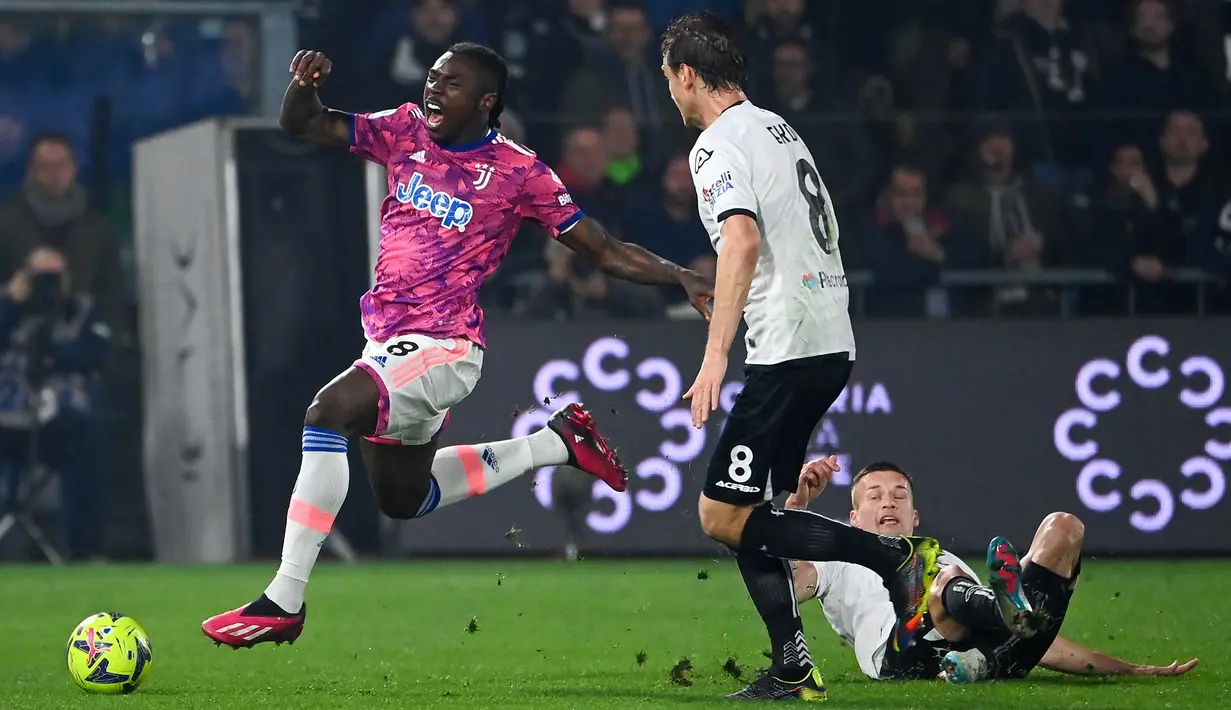Pemain Juventus Moise Kean (kiri) menggiring bola saat melawan Spezia pada pertandingan sepak bola Liga Italia di Stadion Alberto-Picco, La Spezia, Italia, 19 Februari 2023. Juventus mengalahkan Spezia dengan skor 2-0. (ANDREAS SOLARO/AFP)