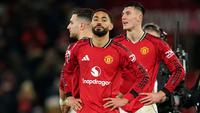 Pemain Manchester United, Diogo Dalot, Matheus Cunha, dan Benjamin Sesko, berdiri di lapangan dengan ekspresi kecewa usai laga Premier League/Liga Inggris antara Man Utd vs Wolves di Manchester, Inggris, Selasa, 30 Desember 2025. (AP Photo/Dave Thompson)