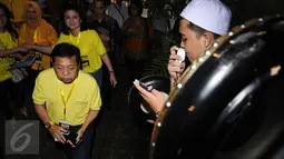 Ketua Umum Partai Golkar, Setya Novanto (kiri) saat masuk studio jelang nonton bareng film Iqro bersama 1000 anak yatim di Jakarta, Minggu (12/2). Acara ini untuk memperingati Maulid Nabi Muhammad SAW. (Liputan6.com/Helmi Fithriansyah)