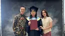 Amel, putri pertama Ussy Sulistiawaty baru menyelesaikan pendidikannya di bangku SMA. Pesta prom night pun digelar jelang kelulusan tersebut. [Foto: IG/ussypratama].