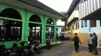 Prajurit TNI dan Polisi saat mengamankan Pondok Pesantren Ibnu Mas'ud Bogor. (Liputan6.com/Achmad Sudarno)