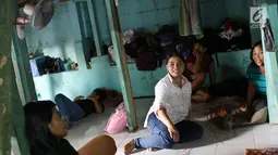 Sejumlah Pembantu Rumah Tangga (PRT) pengganti atau infal beristirahat di tempat Penyalur Tenaga Kerja Bu Gito, Jakarta, Senin (19/6). Menjelang H-6 lebaran, permintaan jasa pembantu rumah tangga (PRT) infal meningkat. (Liputan6.com/Immanuel Antonius)