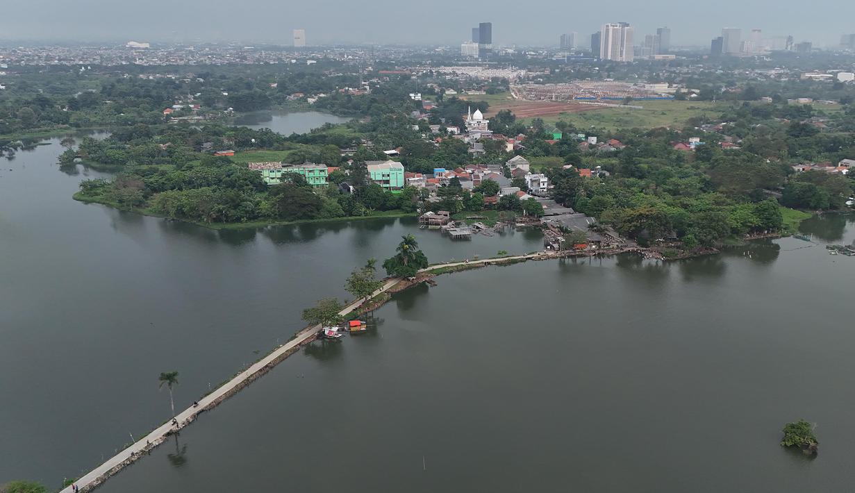 Selain tetap berkedudukan sebagai pengendali banjir bagi area sekitar, seperti Batuceper dan Cipondoh, area ini sekarang berkembang menjadi ruang terbuka nan dimanfaatkan penduduk untuk beraktivitas dan berwisata. Tampak foto udara memperlihatkan area Situ Cipondoh di Kota Tangerang, Banten, nan tetap berfaedah sebagai area konservasi air sekaligus destinasi rekreasi warga, Rabu (14/4/2026). (merdeka.com/Arie Basuki)