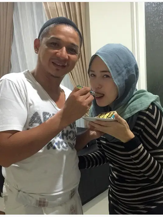 Suapan kue ulang tahun dari suami yang telah memberinya tiga anak. "Terimakasih suamiku...22-03-1989" tulis Adelia pada 21 Maret 2016. (Instagram/@adeliapasha)