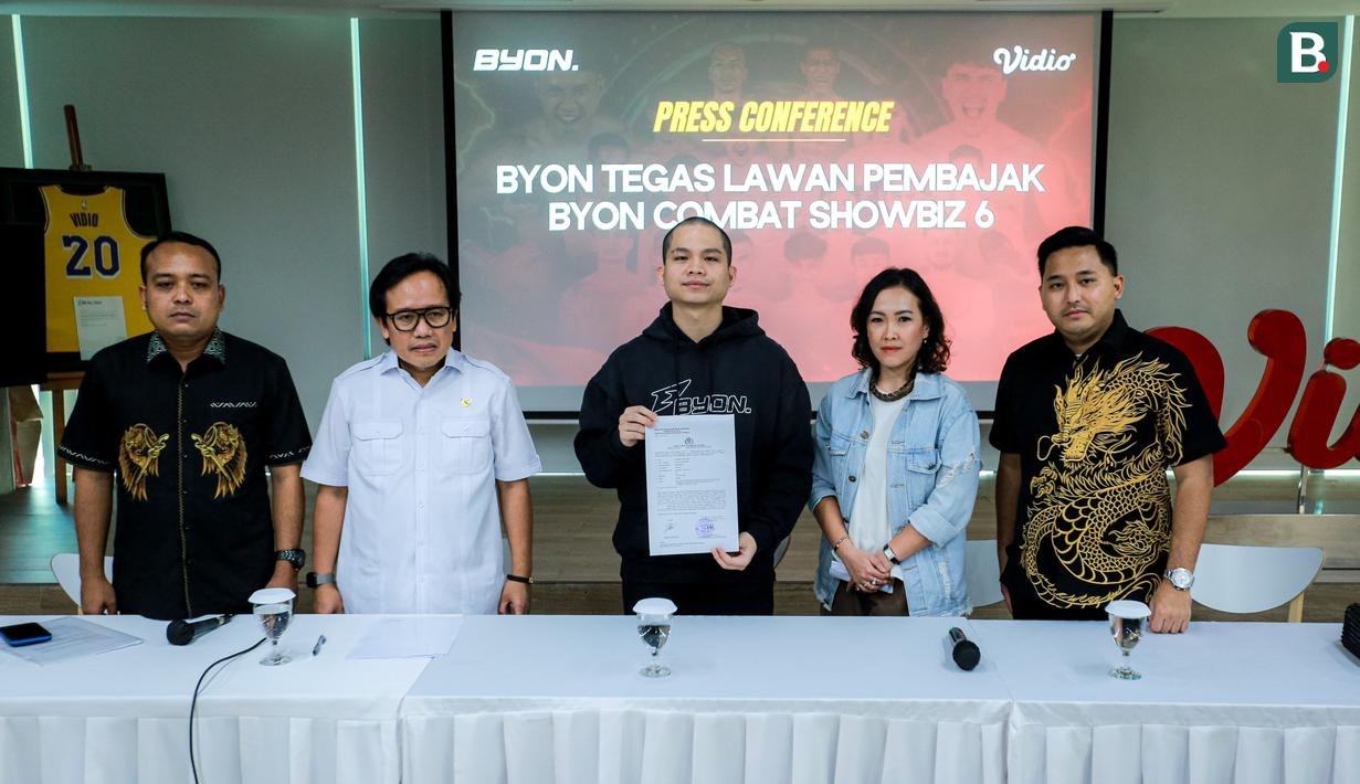 Vidio bersama BYON Combat mengambil langkah hukum atas praktik pembajakan siaran BYON Combat Sport Showbiz Vol. 6 yang disiarkan ulang secara ilegal melalui platform digital lain, khususnya TikTok. (Bola.com/Bagaskara Lazuardi)
