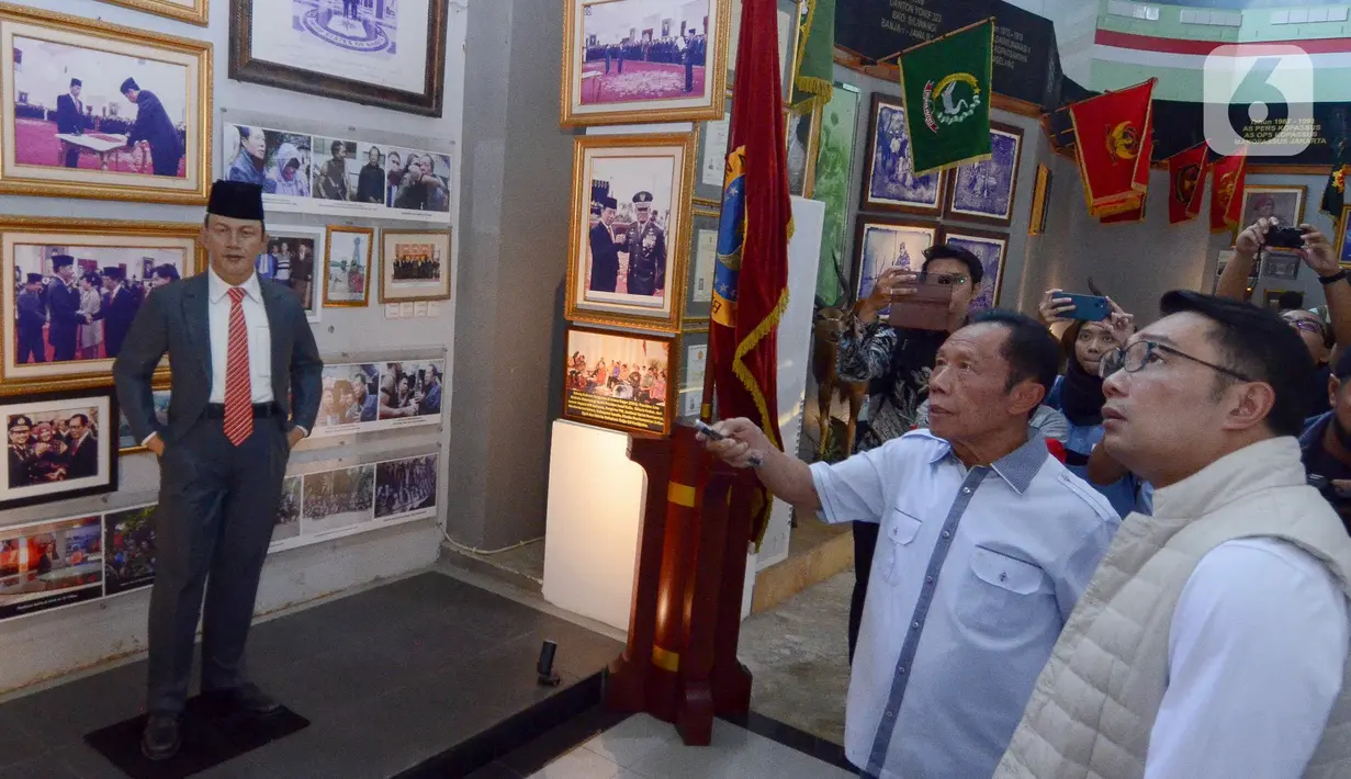 Selain berdiskusi santai, pasangan Ridwan Kamil-Suswono juga diajak berkeliling Museum Bang Yos. (Liputan6.com/Herman Zakharia)