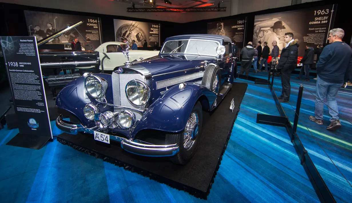 Pengunjung mengamati Mercedes-Benz 540K keluaran tahun 1938 dalam pameran Cobble Beach Classics Canadian International Auto Show (CIAS) 2020 di Toronto, Kanada, Kamis (20/2/2020). Pameran yang berlangsung pada 14-23 Februari 2020 ini menampilkan 15 mobil klasik. (Xinhua/Zou Zheng)