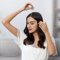 woman with growing hair/copyright freepik/freepik