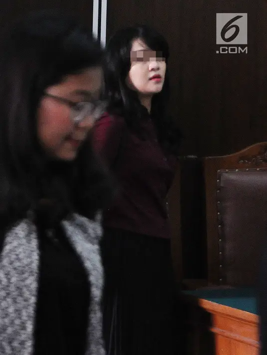 Pegawai kontrak Dewan Pengawas BPJS Ketenagakerjaan yang menjadi korban dugaan pelecehan seksual, RA, tiba untuk sidang gugatan perdata di PN Jakarta Selatan, Rabu (13/3). Nilai gugatan imateriel dalam kasus ini Rp1 triliun. (Liputan6.com/Herman Zakharia)
