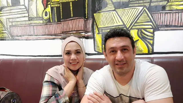 Pamer Pria Bule Tampan, Ini 6 Potret Ari Qurosh Teman Curhat Elly Sugigi