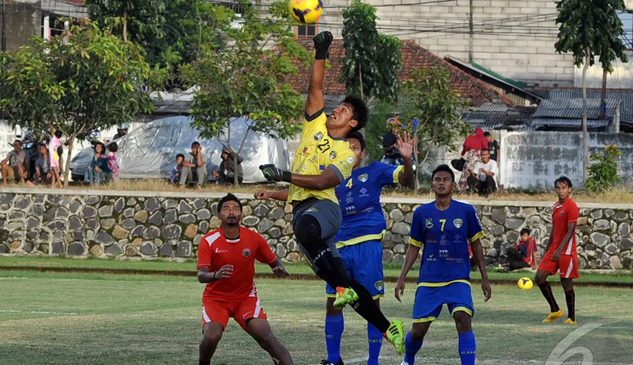 Penjaga gawang Cilegon United berusaha menghalau bola yang mengarah ke penyerang depan Persija, Bambang Pamungkas (kiri) saat laga uji coba  di lapangan Mako Brimob, Depok, Jawa Barat, Rabu (14/1/2015). (Liputan6.com/Miftahul Hayat)