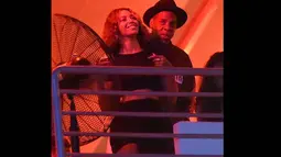 Beyonce terus tersenyum lebar ketika dipeluk sang suami, Jay-Z, Senin (1/9/14). (Dailymail)