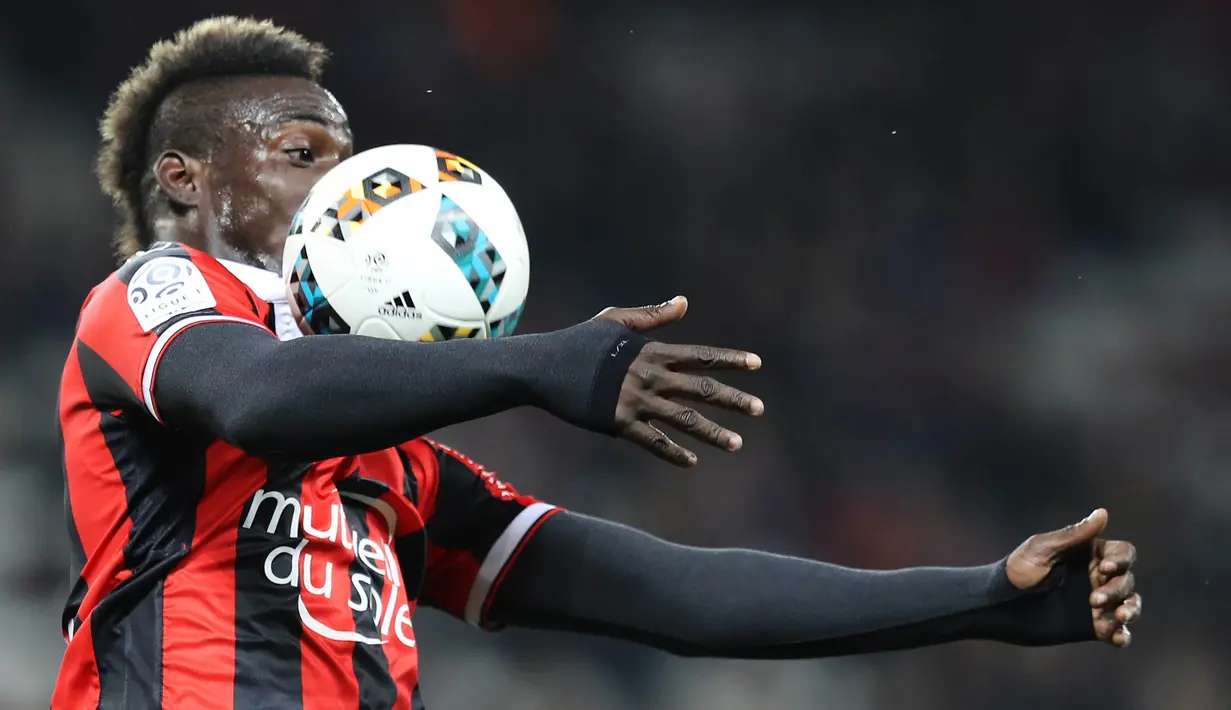 7. Mario Balotelli (Nice) - Striker yang kontraknya habis tahun 2018 ini ditaksir situs Transfermarkt memiliki harga jual 15 juta euro. (AFP/Valery Hache)