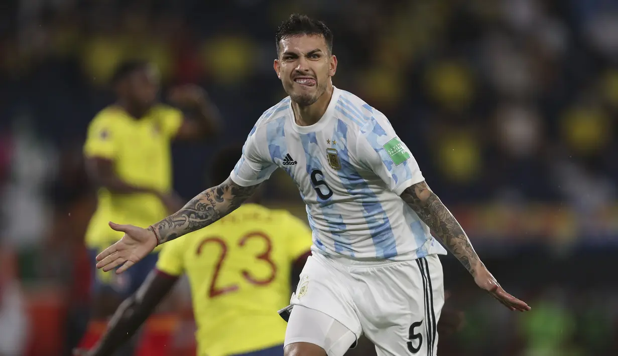Lima menit berselang, Argentina menggandakan keunggulan lewat Leandro Paredes dengan kerja sama apiknya bersama Lautaro Martinez, memaksa kiper David Ospina memungut bola dari gawangnya. Skor 2-0 dipimpin oleh Argentina. (Foto: AP/Fernando Vergara)