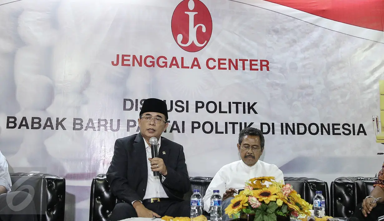 Calon Ketua Umum Partai Golkar Ade Komarudin (kiri) bersama Kader Senior Partai Golkar Fahmi Idris ketika diskusi partai politik di Jakarta, Jumat (29/4/2016). Diskusi tersebut membahas babak baru partai politik di Indonesia. (Liputan6.com/Faizal Fanani)