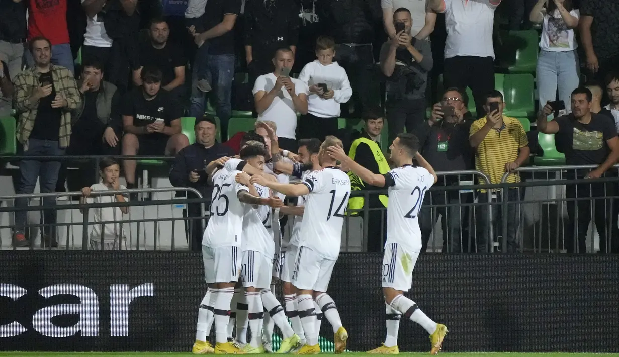 MU langsung tampil agresif sejak menit pertama. Tim asuhan Erik ten Hag membuka keunggulan lewat gol Sancho meneruskan assist Christian Eriksen pada menit ke-17. (AP/Sergei Grits)