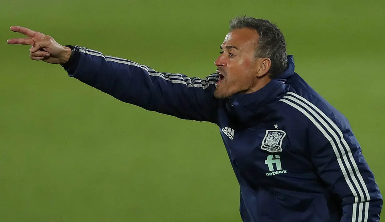 Pelatih Spanyol, Luis Enrique, memberikan arahan kepada anak asuhnya saat melawan Swiss pada laga UEFA Nations League di Stadion Alfredo di Stefano, Minggu (11/10/2020). Spanyol menang dengan skor 1-0. (AP Photo/Manu Fernandez)