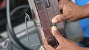Petugas melakukan pemaparan cara kerja mesin dispenser BBM di SPBU Veteran, Jakarta, Kamis (9/6). Kegiatan ini untuk memberi pemahaman lebih baik terhadap masyarakat tentang cara kerja mesin dispenser BBM yang benar. (Liputan6.com/Immanuel Antonius)