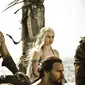 Khal Drogo, pemimpin bangsa Dothraki, dan Daenerys dalam Game of Thrones (IMDb/HBO)